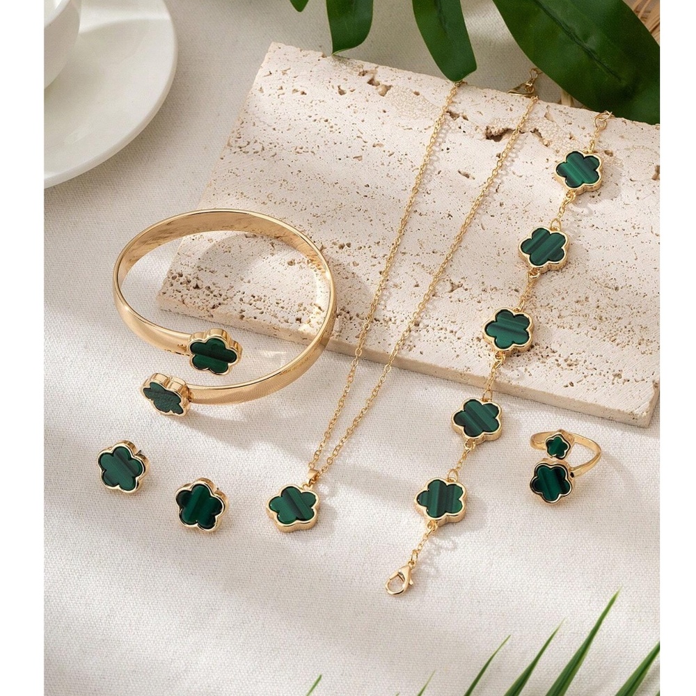 Luxe Gold Tone Flower Necklace Ring Jewelry Set - Picture 3 of 8